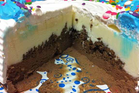 Carvel Lil' Love Ice Cream Cake, Chocolate and Vanilla Ice Cream and  Crunchies,25floz, Frozen